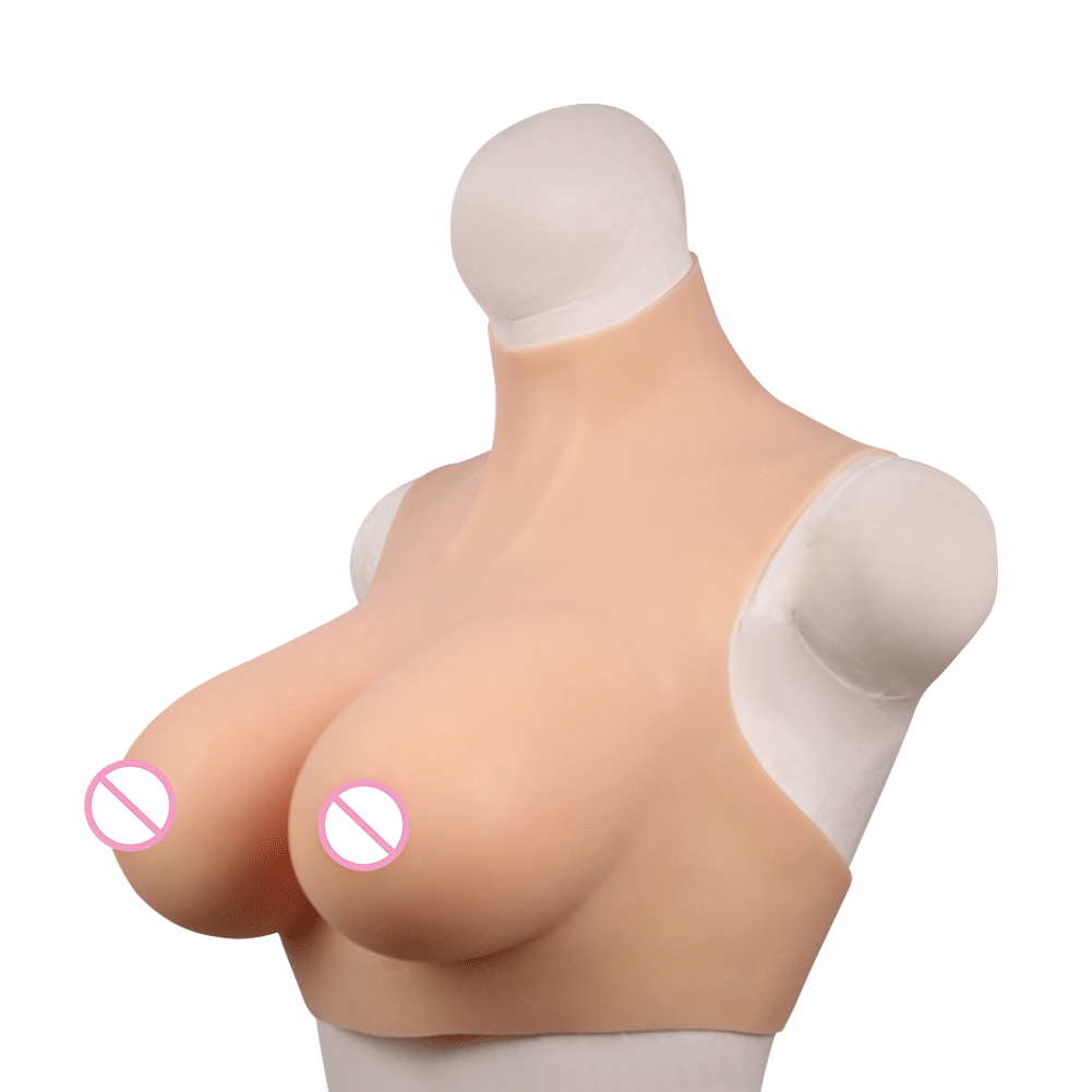Les seins forment de faux seins pour la transformation estivale d'un homme à une femme 